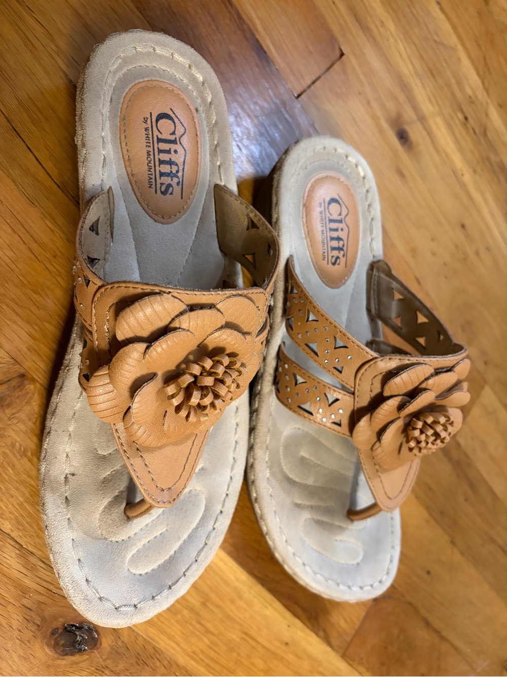 Cliffs by WHITE MOUNTAIN Girls' Tan Floral Thong Sandals